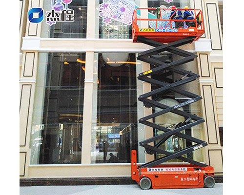 14米剪叉式升降平台出租应用于圣诞装饰 